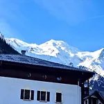 Base Camp Vue Mont Blanc Centre Апартаменты Шамони